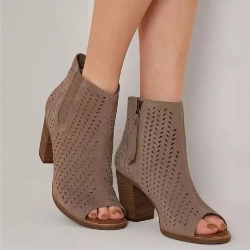 Toms Desert Perforated Taupe Peep Toe Ankle Booties size 9